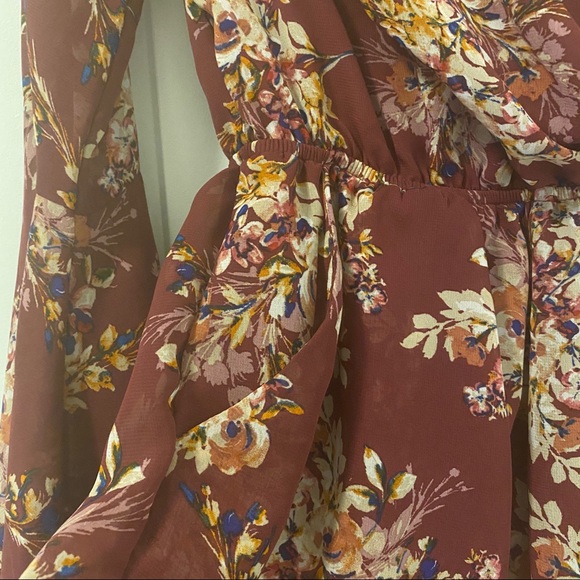 Bell Sleeve Floral Romper with Pockets - Picture 5 of 6